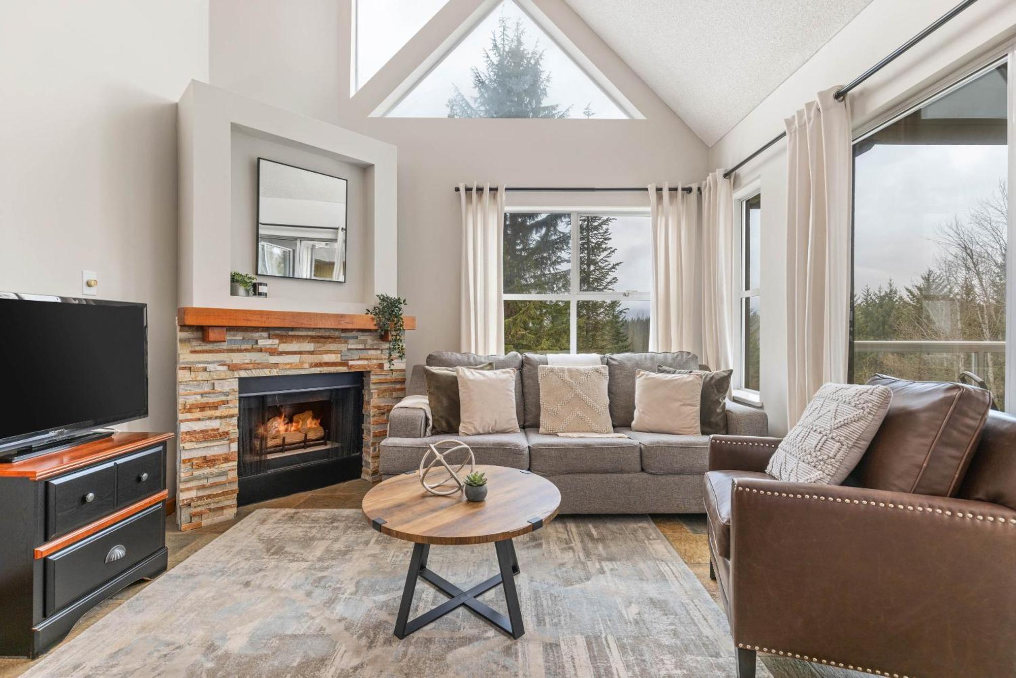 2br + Loft Mtn View Near Gondola Pool & Ht Apartment Whistler